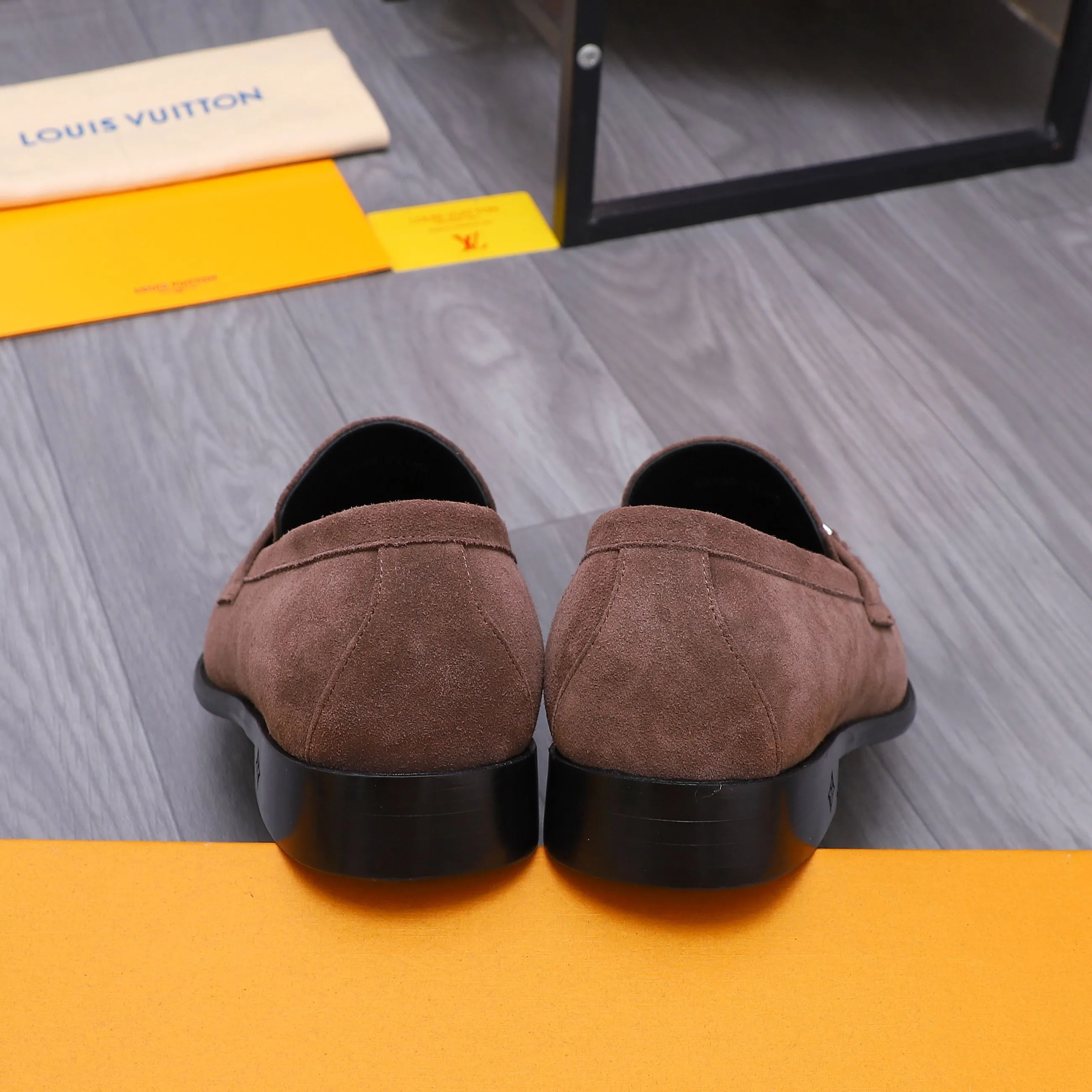 Men's shoes 💰660 Product trademark: LV [Louis Vuitton] business casual slip-on leather shoes, regular size. Size: 39-44 (38.45 custom-made, non-refundable) Product materials: Selected frosted cowhide upper, cowhide lining, original outsole